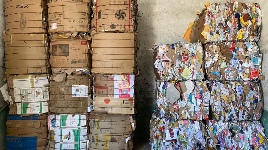 Fardos de cartón recuperado listos para venta a industria